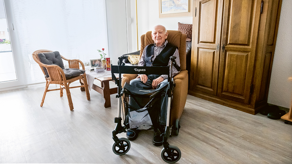 Alter Mann in Sessel (Foto)