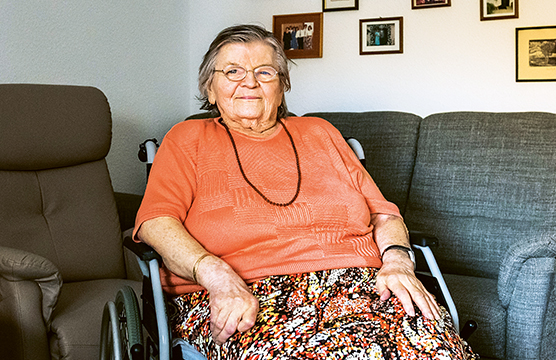 Alte Dame im Rollstuhl (Foto)